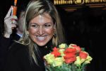 Rotterdam 3 december 2009
Prinses Maxima onder paraplu waar een sticker op zit met daarop koninklijke famile.
Peter Smulders bv