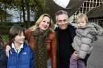 Kaatsheuvel 29 november 2009
Presentatie CD Sound of music in het efteling theater. Robert Schoemacher met zijn vrouw Claudia en kinderen en een vriendinnetje
Peter Smulders bv