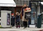 Amsterdam 4 december 2009
Robine v d Meer met kinderen op straat.
Peter Smulders bv