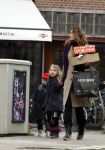Amsterdam 4 december 2009
Robine v d Meer met kinderen op straat.
Peter Smulders bv