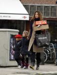 Amsterdam 4 december 2009
Robine v d Meer met kinderen op straat.
Peter Smulders bv