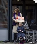 Amsterdam 4 december 2009
Robine v d Meer met kinderen op straat.
Peter Smulders bv