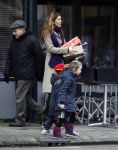 Amsterdam 4 december 2009
Robine v d Meer met kinderen op straat.
Peter Smulders bv