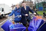 Amsterdam 3 december 2009
Beau v Erven Dorens en een zwangere Tooske Ragas delen voor de staatsloterij met de bakfiets cadeautjes uit.
Peter Smulders bv