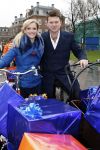 Amsterdam 3 december 2009
Beau v Erven Dorens en een zwangere Tooske Ragas delen voor de staatsloterij met de bakfiets cadeautjes uit.
Peter Smulders bv