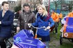 Amsterdam 3 december 2009
Beau v Erven Dorens en een zwangere Tooske Ragas delen voor de staatsloterij met de bakfiets cadeautjes uit.
Peter Smulders bv