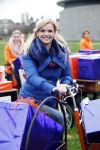 Amsterdam 3 december 2009
Beau v Erven Dorens en een zwangere Tooske Ragas delen voor de staatsloterij met de bakfiets cadeautjes uit.
Peter Smulders bv