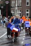 Amsterdam 3 december 2009
Beau v Erven Dorens en een zwangere Tooske Ragas delen voor de staatsloterij met de bakfiets cadeautjes uit.
Peter Smulders bv