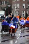 Amsterdam 3 december 2009
Beau v Erven Dorens en een zwangere Tooske Ragas delen voor de staatsloterij met de bakfiets cadeautjes uit.
Peter Smulders bv