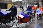 Amsterdam 3 december 2009
Beau v Erven Dorens en een zwangere Tooske Ragas delen voor de staatsloterij met de bakfiets cadeautjes uit.
Peter Smulders bv