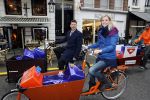 Amsterdam 3 december 2009
Beau v Erven Dorens en een zwangere Tooske Ragas delen voor de staatsloterij met de bakfiets cadeautjes uit.
Peter Smulders bv