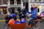 Amsterdam 3 december 2009
Beau v Erven Dorens en een zwangere Tooske Ragas delen voor de staatsloterij met de bakfiets cadeautjes uit.
Peter Smulders bv