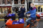Amsterdam 3 december 2009
Beau v Erven Dorens en een zwangere Tooske Ragas delen voor de staatsloterij met de bakfiets cadeautjes uit.
Peter Smulders bv