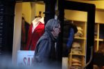 Amsterdam 28 november 2009
Ursul de Geer koopt kleding in de uitverkoop.
Peter Smulders bv