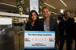 Schiphol 12 november 2009
John Ewbank overhandigt Yolanthe Cabau v Kasbergen cheque voor het goede doel op schiphol.
Peter Smulders bv