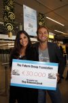 Schiphol 12 november 2009
John Ewbank overhandigt Yolanthe Cabau v Kasbergen cheque voor het goede doel op schiphol.
Peter Smulders bv