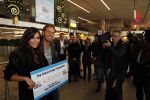 Schiphol 12 november 2009
John Ewbank overhandigt Yolanthe Cabau v Kasbergen cheque voor het goede doel op schiphol.
Peter Smulders bv