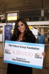 Schiphol 12 november 2009
John Ewbank overhandigt Yolanthe Cabau v Kasbergen cheque voor het goede doel op schiphol.
Peter Smulders bv