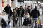 Schiphol 25 november 2010
Amanda Krabbe vertrekt voor 3 maanden naar Australie om daar aktie te gaan voeren tegen walvisvangst. martijn Bickel Achilles en de ouders van Amanda brengen haar weg.
Peter Smulders bv