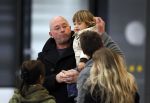 Schiphol 25 november 2010
Amanda Krabbe vertrekt voor 3 maanden naar Australie om daar aktie te gaan voeren tegen walvisvangst. martijn Bickel Achilles en de ouders van Amanda brengen haar weg.
Peter Smulders bv