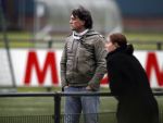 Maarssen 11 december 2010
Bas Westerweel gaat samen met zijn zoon Sebastiaan naar het voetballen.
Peter Smulders bv