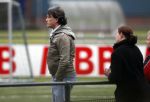 Maarssen 11 december 2010
Bas Westerweel gaat samen met zijn zoon Sebastiaan naar het voetballen.
Peter Smulders bv