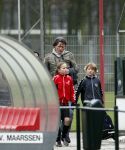 Maarssen 11 december 2010
Bas Westerweel gaat samen met zijn zoon Sebastiaan naar het voetballen.
Peter Smulders bv