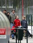 Maarssen 11 december 2010
Bas Westerweel gaat samen met zijn zoon Sebastiaan naar het voetballen.
Peter Smulders bv