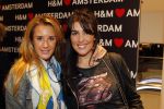 Amsterdam 22 november 2010
Opening Hennes en Mauritz H&M flagship store in Amsterdam. Chantal Bles met een vriendin
Peter Smulders bv