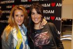 Amsterdam 22 november 2010
Opening Hennes en Mauritz H&M flagship store in Amsterdam. Chantal Bles met een vriendin
Peter Smulders bv