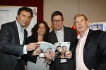 Hoofddorp 7 december 2010
Presentatie Helden en bekend maken van samenwerking met Sanoma uitgevers. Dick Molman ... Frits en Barbara Barend zwanger.
Peter Smulders bv