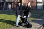 Volendam 26 november 2010
Jan Smit en Lisa buiten aan het wandelen met hun dochter Emma. Vandaag was de eerste keer dat Emma naar buiten ging.
Peter Smulders bv
