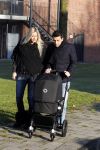 Volendam 26 november 2010
Jan Smit en Lisa buiten aan het wandelen met hun dochter Emma. Vandaag was de eerste keer dat Emma naar buiten ging.
Peter Smulders bv