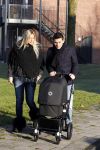 Volendam 26 november 2010
Jan Smit en Lisa buiten aan het wandelen met hun dochter Emma. Vandaag was de eerste keer dat Emma naar buiten ging.
Peter Smulders bv