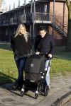 Volendam 26 november 2010
Jan Smit en Lisa buiten aan het wandelen met hun dochter Emma. Vandaag was de eerste keer dat Emma naar buiten ging.
Peter Smulders bv