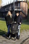 Volendam 26 november 2010
Jan Smit en Lisa buiten aan het wandelen met hun dochter Emma. Vandaag was de eerste keer dat Emma naar buiten ging.
Peter Smulders bv