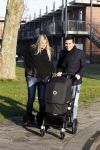 Volendam 26 november 2010
Jan Smit en Lisa buiten aan het wandelen met hun dochter Emma. Vandaag was de eerste keer dat Emma naar buiten ging.
Peter Smulders bv