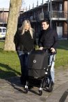 Volendam 26 november 2010
Jan Smit en Lisa buiten aan het wandelen met hun dochter Emma. Vandaag was de eerste keer dat Emma naar buiten ging.
Peter Smulders bv