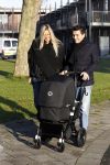 Volendam 26 november 2010
Jan Smit en Lisa buiten aan het wandelen met hun dochter Emma. Vandaag was de eerste keer dat Emma naar buiten ging.
Peter Smulders bv