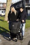 Volendam 26 november 2010
Jan Smit en Lisa buiten aan het wandelen met hun dochter Emma. Vandaag was de eerste keer dat Emma naar buiten ging.
Peter Smulders bv