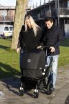 Volendam 26 november 2010
Jan Smit en Lisa buiten aan het wandelen met hun dochter Emma. Vandaag was de eerste keer dat Emma naar buiten ging.
Peter Smulders bv