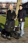 Volendam 26 november 2010
Jan Smit en Lisa buiten aan het wandelen met hun dochter Emma. Vandaag was de eerste keer dat Emma naar buiten ging.
Peter Smulders bv