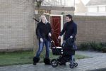 Volendam 26 november 2010
Jan Smit en Lisa buiten aan het wandelen met hun dochter Emma. Vandaag was de eerste keer dat Emma naar buiten ging.
Peter Smulders bv