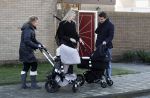 Volendam 26 november 2010
Jan Smit en Lisa buiten aan het wandelen met hun dochter Emma. Vandaag was de eerste keer dat Emma naar buiten ging.
Peter Smulders bv