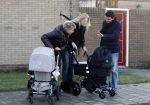 Volendam 26 november 2010
Jan Smit en Lisa buiten aan het wandelen met hun dochter Emma. Vandaag was de eerste keer dat Emma naar buiten ging.
Peter Smulders bv
