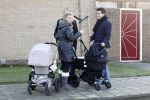 Volendam 26 november 2010
Jan Smit en Lisa buiten aan het wandelen met hun dochter Emma. Vandaag was de eerste keer dat Emma naar buiten ging.
Peter Smulders bv