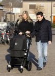 Volendam 26 november 2010
Jan Smit en Lisa buiten aan het wandelen met hun dochter Emma. Vandaag was de eerste keer dat Emma naar buiten ging.
Peter Smulders bv