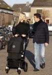 Volendam 26 november 2010
Jan Smit en Lisa buiten aan het wandelen met hun dochter Emma. Vandaag was de eerste keer dat Emma naar buiten ging.
Peter Smulders bv