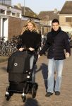 Volendam 26 november 2010
Jan Smit en Lisa buiten aan het wandelen met hun dochter Emma. Vandaag was de eerste keer dat Emma naar buiten ging.
Peter Smulders bv