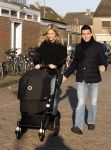 Volendam 26 november 2010
Jan Smit en Lisa buiten aan het wandelen met hun dochter Emma. Vandaag was de eerste keer dat Emma naar buiten ging.
Peter Smulders bv